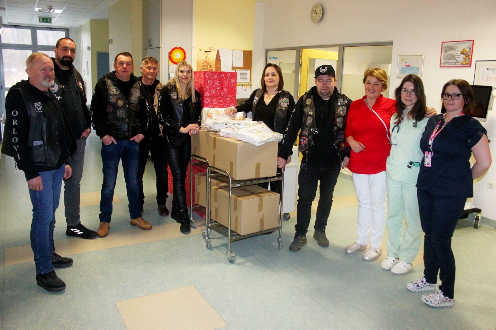 "Zagorski orlovi" razveselili pedijatriju OB Zabok: Donacija posteljine i slatkiša za male pacijente