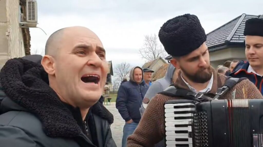 Zastupnik Dabro snimljen kako pjeva kontroverzne stihove o Paveliću, s porukom Miloradu