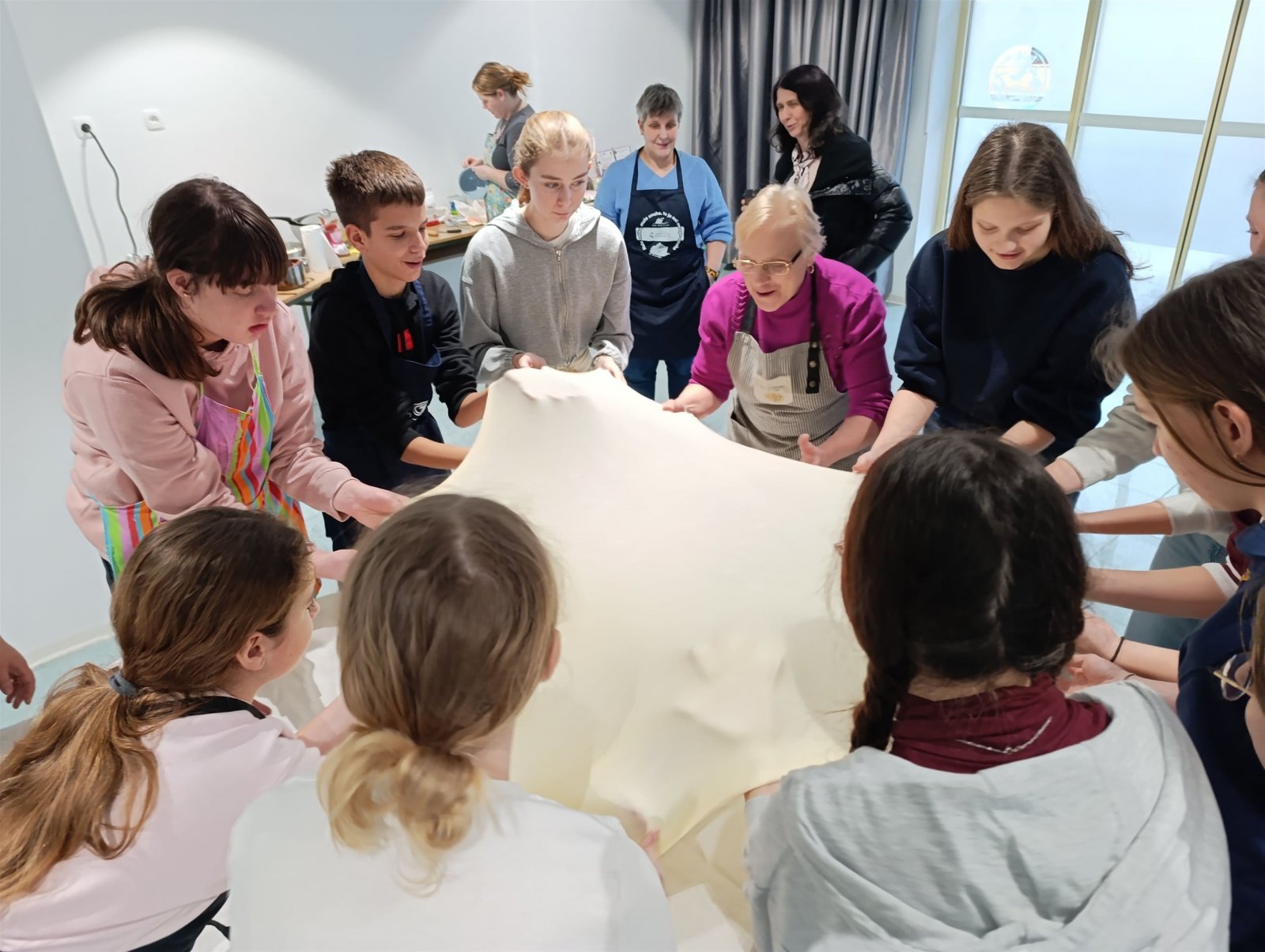 Završna radionica "Naši štruklji" u Trebnju okupila mlade iz Slovenije i Hrvatske