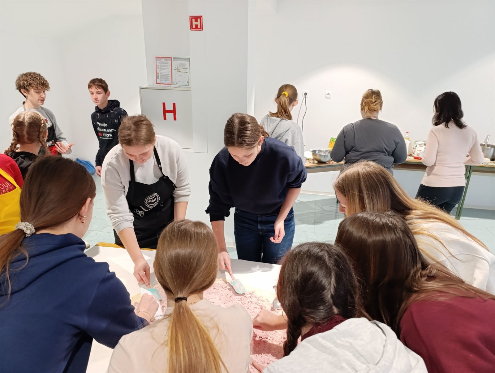 Završna radionica "Naši štruklji" u Trebnju okupila mlade iz Slovenije i Hrvatske