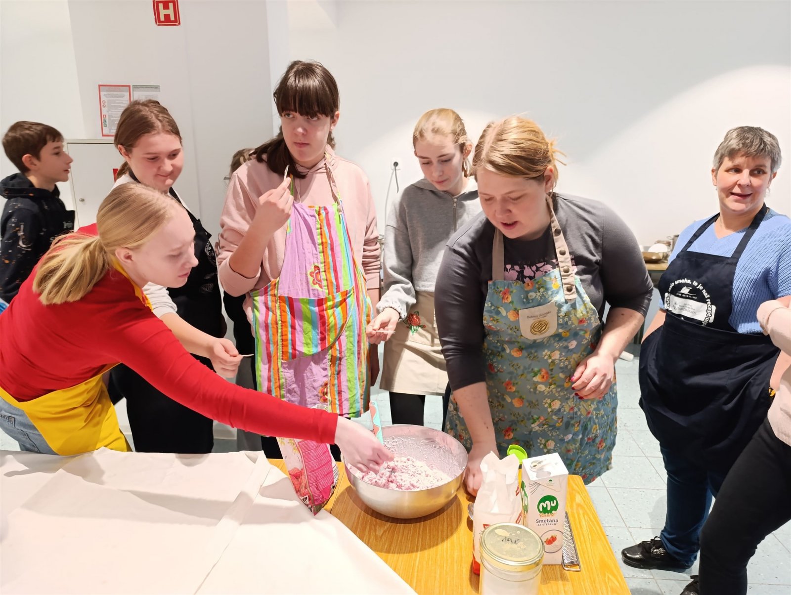 Završna radionica "Naši štruklji" u Trebnju okupila mlade iz Slovenije i Hrvatske