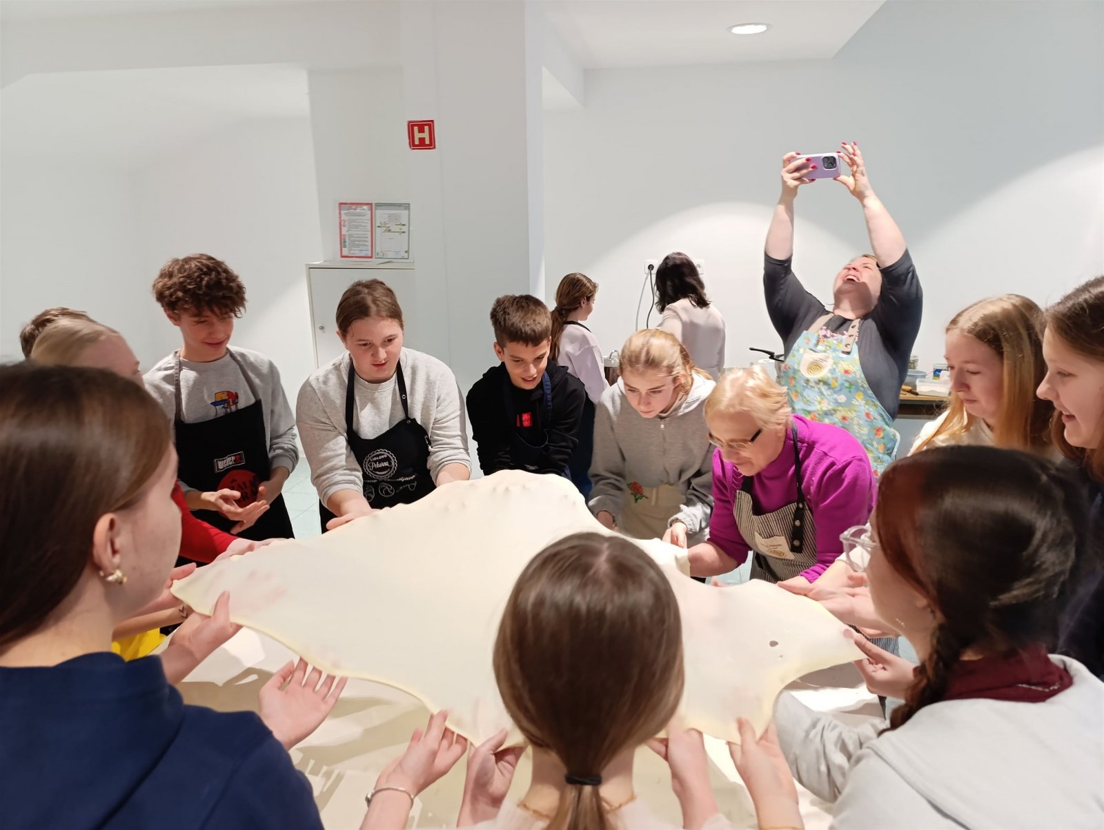 Završna radionica "Naši štruklji" u Trebnju okupila mlade iz Slovenije i Hrvatske