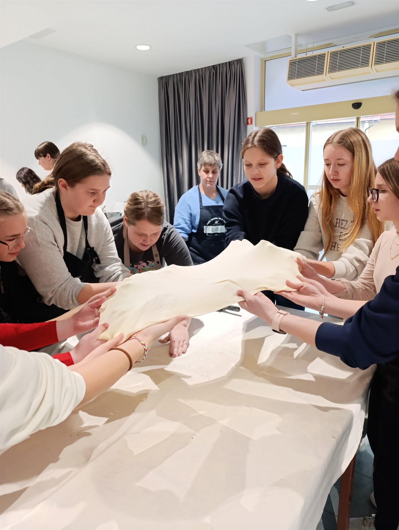 Završna radionica "Naši štruklji" u Trebnju okupila mlade iz Slovenije i Hrvatske