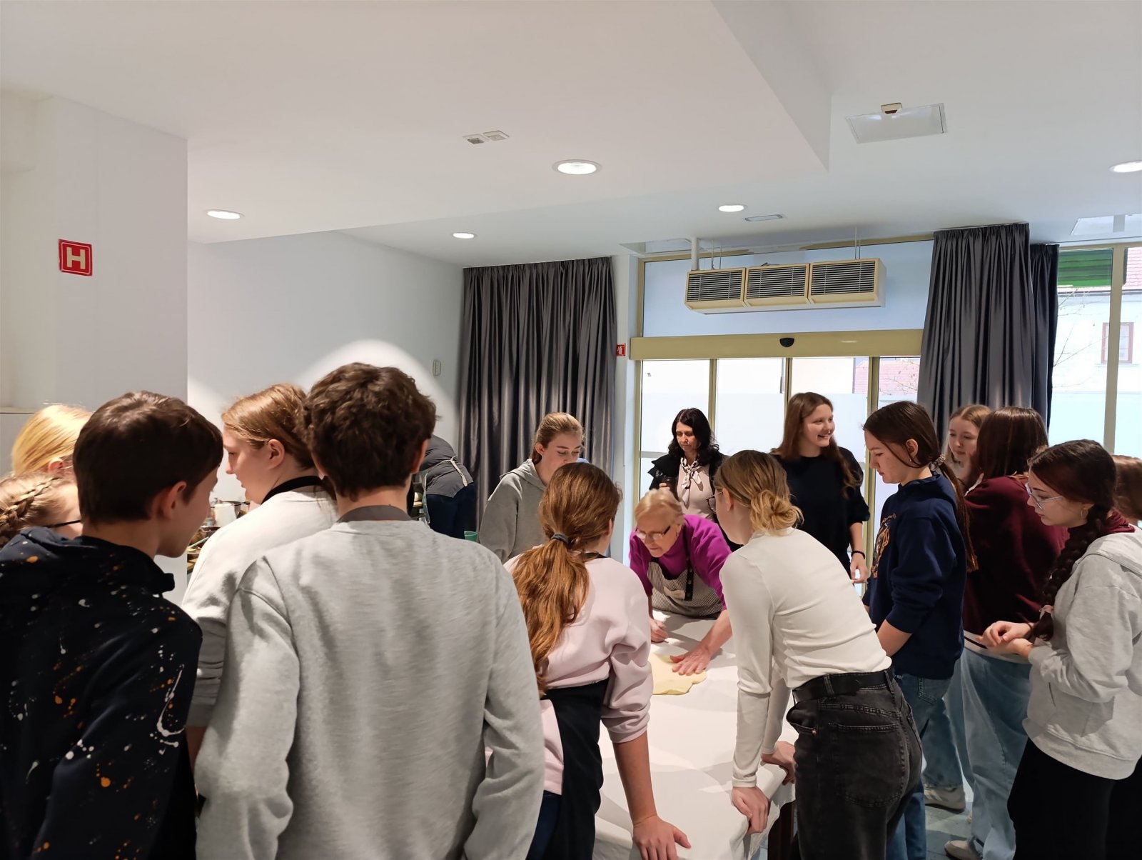 Završna radionica "Naši štruklji" u Trebnju okupila mlade iz Slovenije i Hrvatske