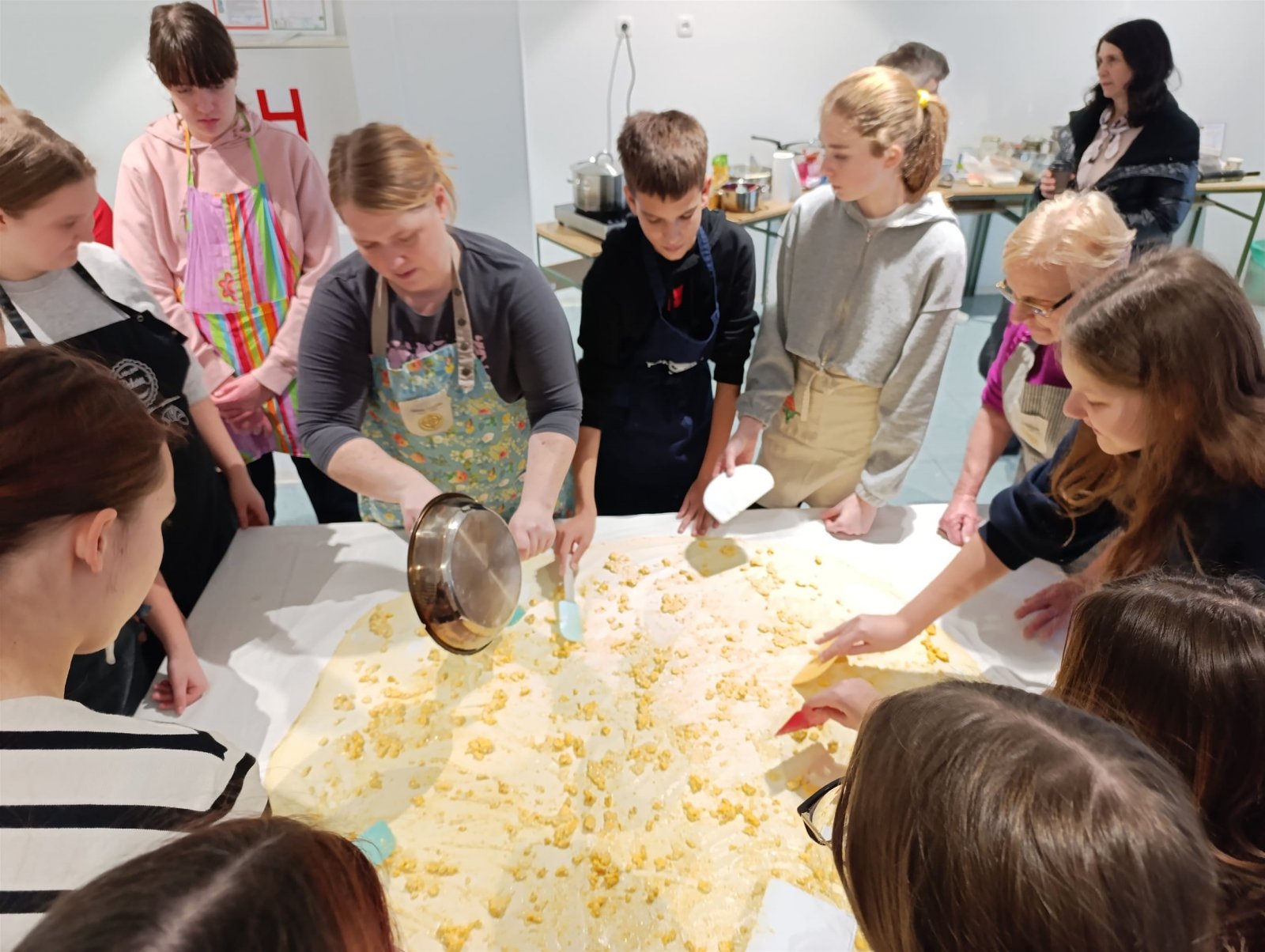 Završna radionica "Naši štruklji" u Trebnju okupila mlade iz Slovenije i Hrvatske