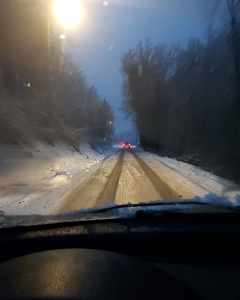 Zimska idila stvara probleme: Cesta Bedekovčina – Donja Stubica pod snježnim pokrivačem, ralica nevidljiva