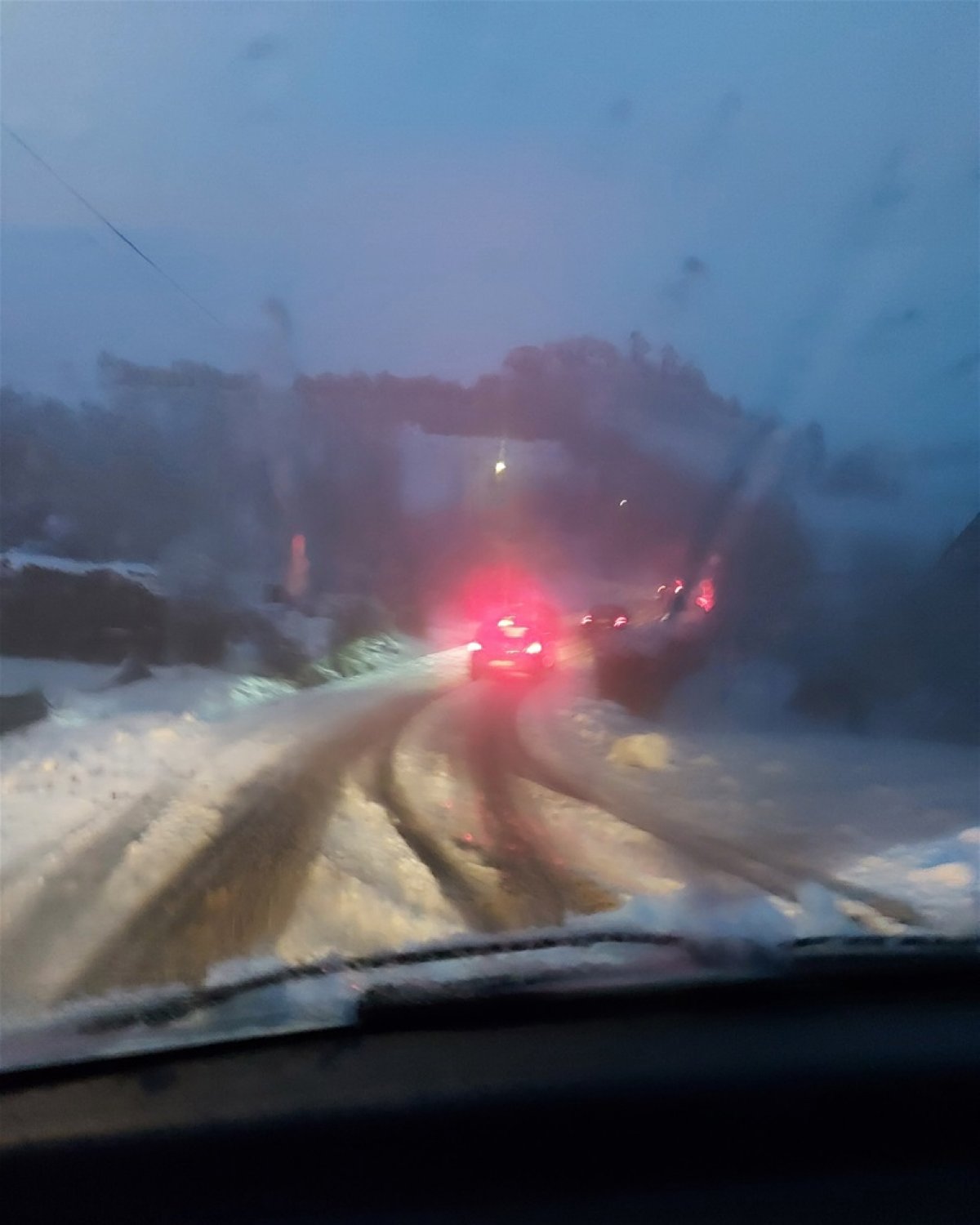 Zimska idila stvara probleme: Cesta Bedekovčina – Donja Stubica pod snježnim pokrivačem, ralica nevidljiva