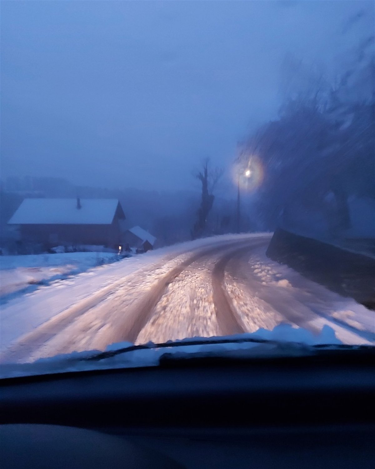 Zimska idila stvara probleme: Cesta Bedekovčina – Donja Stubica pod snježnim pokrivačem, ralica nevidljiva