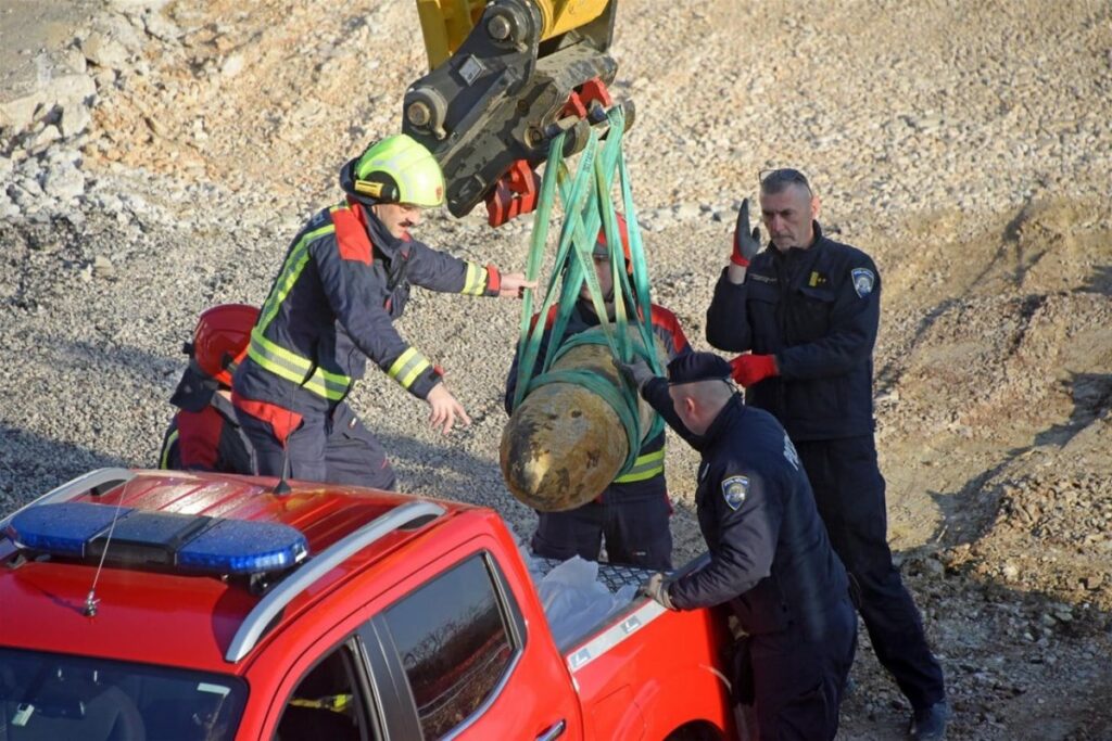 FOTO: Operacija premještanja: Pronađena avionska bomba iz Drugog svjetskog rata putuje na uništenje