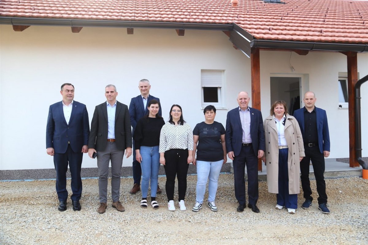 Ministar Bačić posjetio Zagorje: Pregled završenih obnova obiteljskih kuća nakon potresa