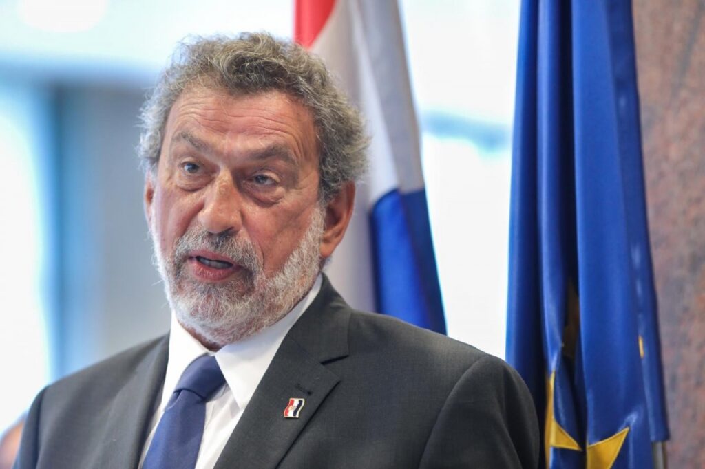 Novi školski pravilnik: Strože kazne za opijate, potpuna zabrana mobitela u osnovnim školama i veća uloga socijalnih službi